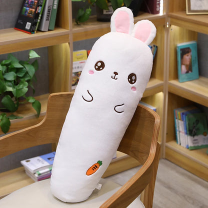 Un long oreiller rectangulaire en peluche douce et carotte peut être utilisé pour les femmes enceintes