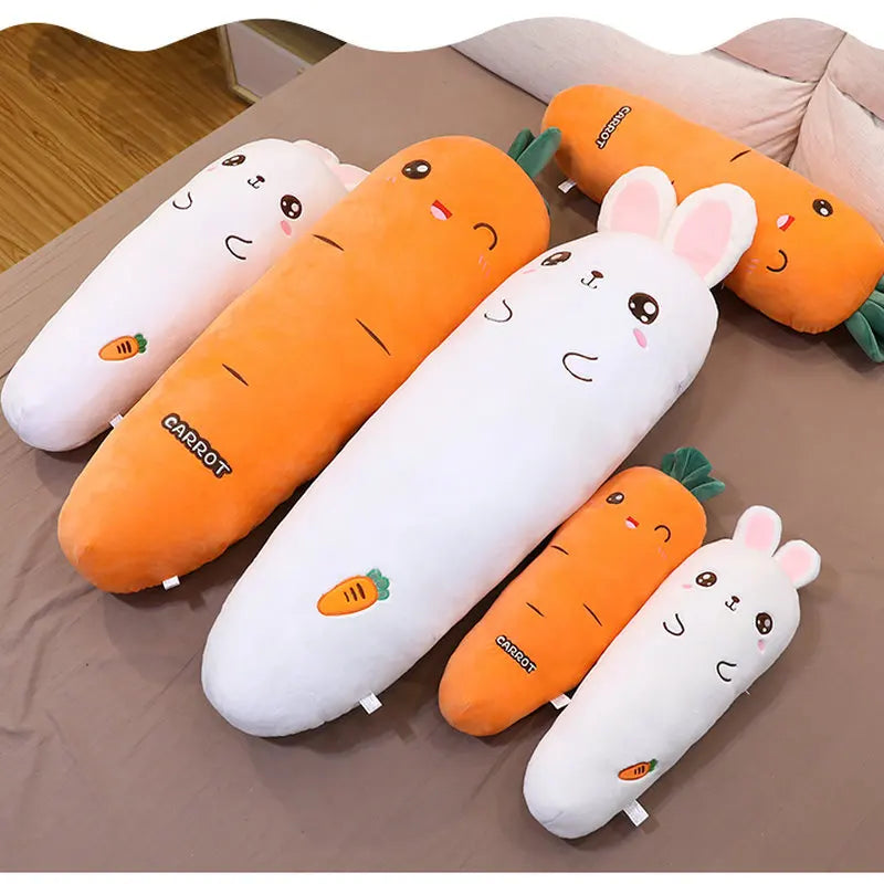 Un long oreiller rectangulaire en peluche douce et carotte peut être utilisé pour les femmes enceintes