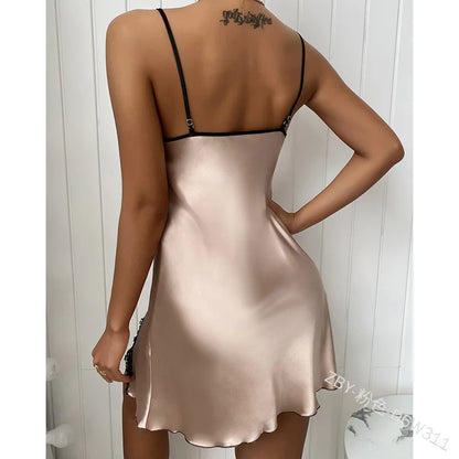 Robe de chambre sexy en satin à bretelles spaghetti pour femmes