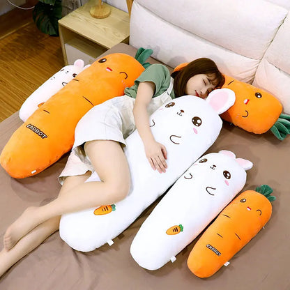 Un long oreiller rectangulaire en peluche douce et carotte peut être utilisé pour les femmes enceintes