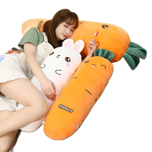 Un long oreiller rectangulaire en peluche douce et carotte peut être utilisé pour les femmes enceintes