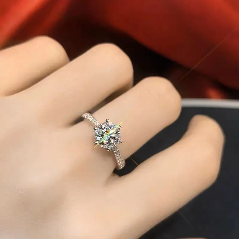 Anillo elegante de moda para mujer.