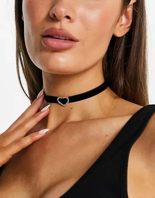 Collier ras du cou coeur en velours noir pour femme