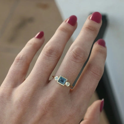 Elegante anillo de piedras preciosas para mujer.