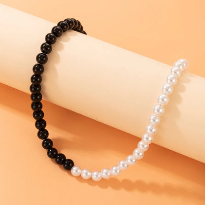 Collier ras du cou avec perles noires et blanches pour femmes