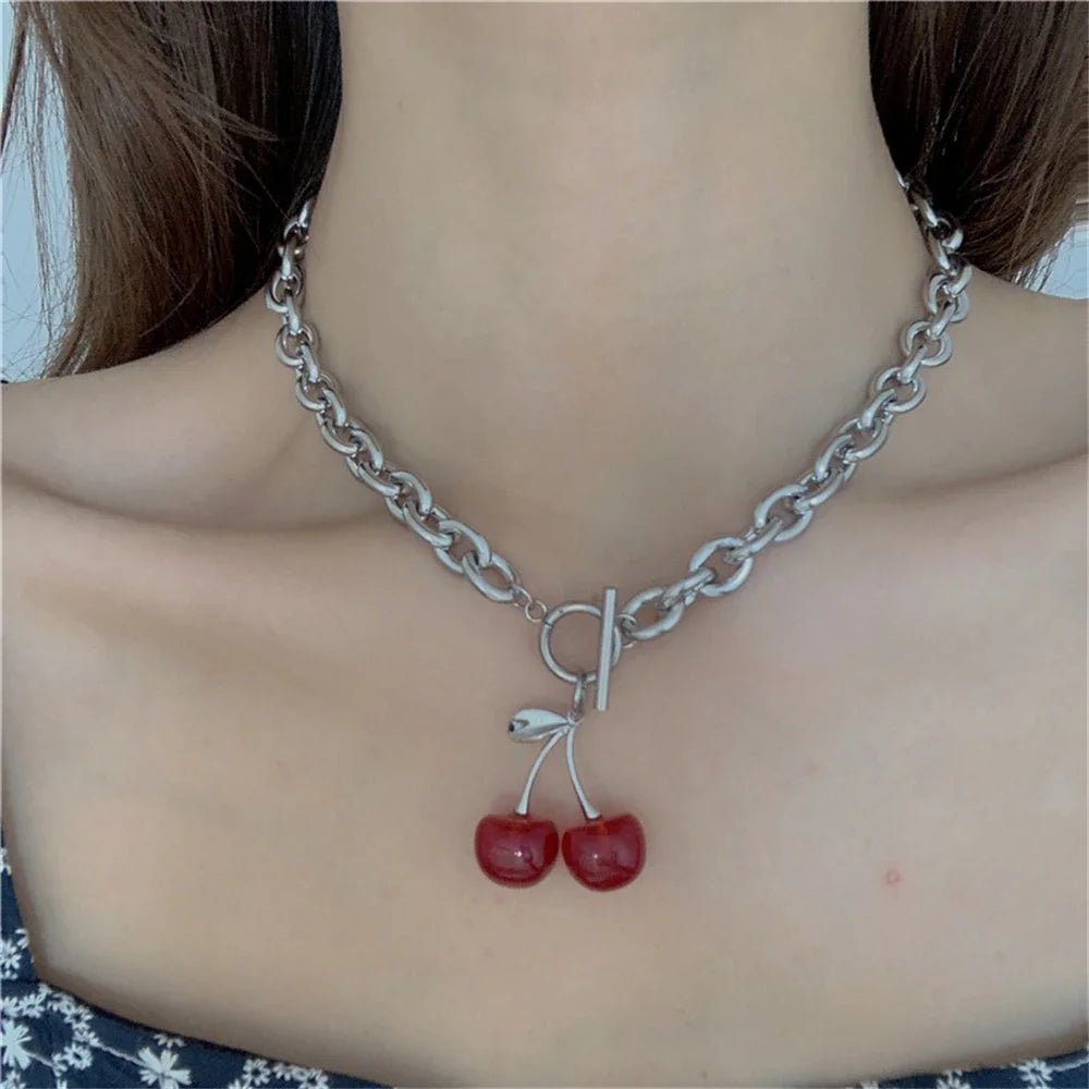 Collar gótico con colgante de cereza negra roja para mujer