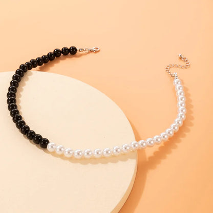 Collier ras du cou avec perles noires et blanches pour femmes