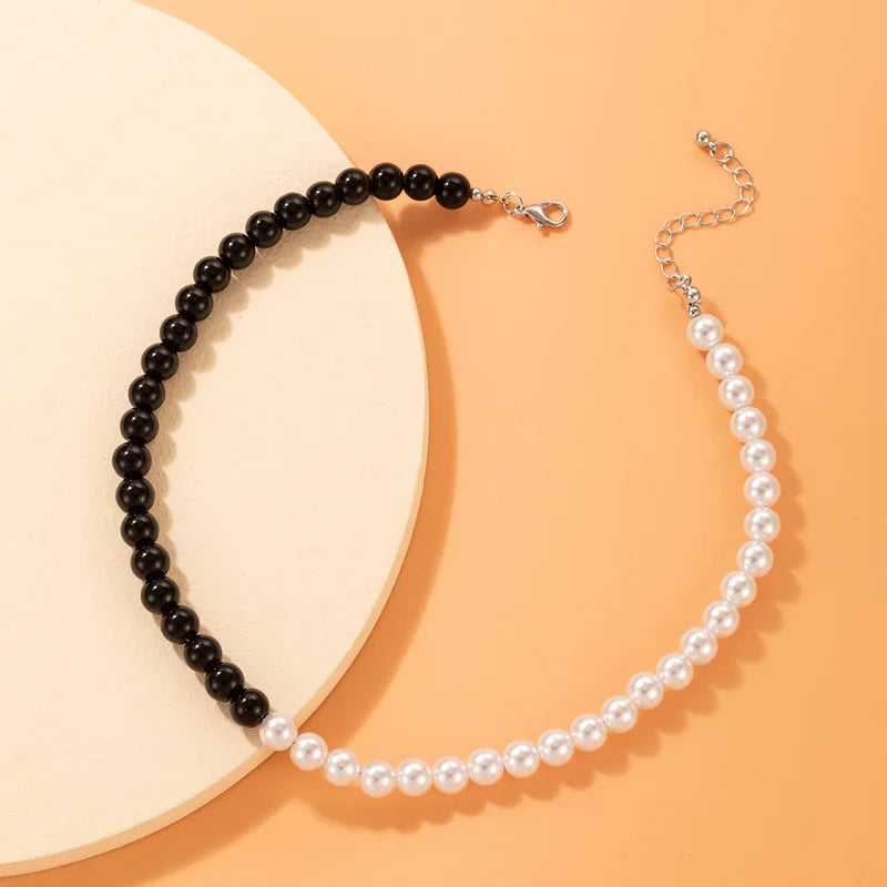 Collier ras du cou avec perles noires et blanches pour femmes