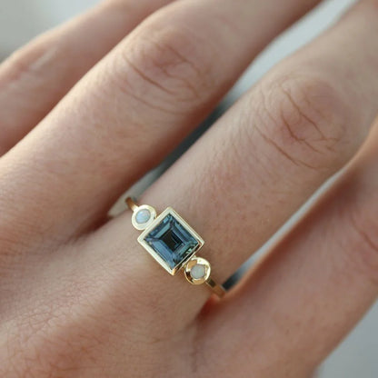 Elegante anillo de piedras preciosas para mujer.