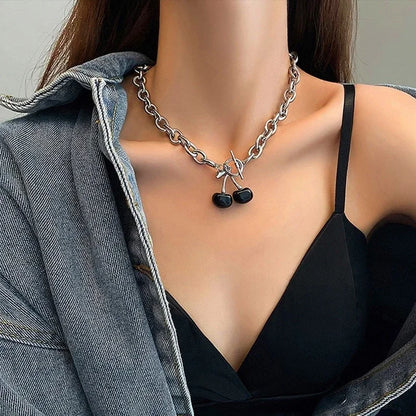 Collier gothique avec pendentif cerise rouge noir pour femmes