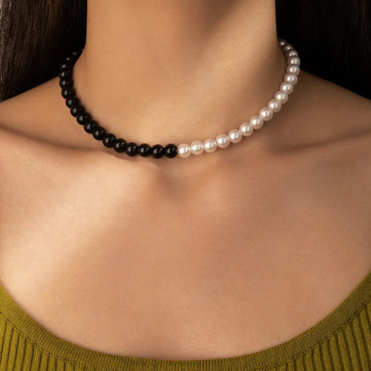 Collier ras du cou avec perles noires et blanches pour femmes