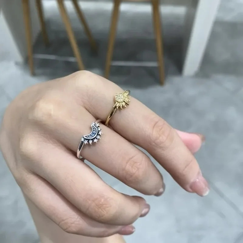 Conjunto de anillos de pareja de verano azul cielo luna y sol brillantes