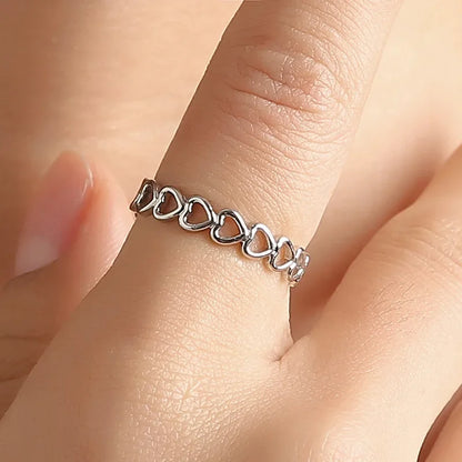 Anillo de corazón hueco ajustable para mujer