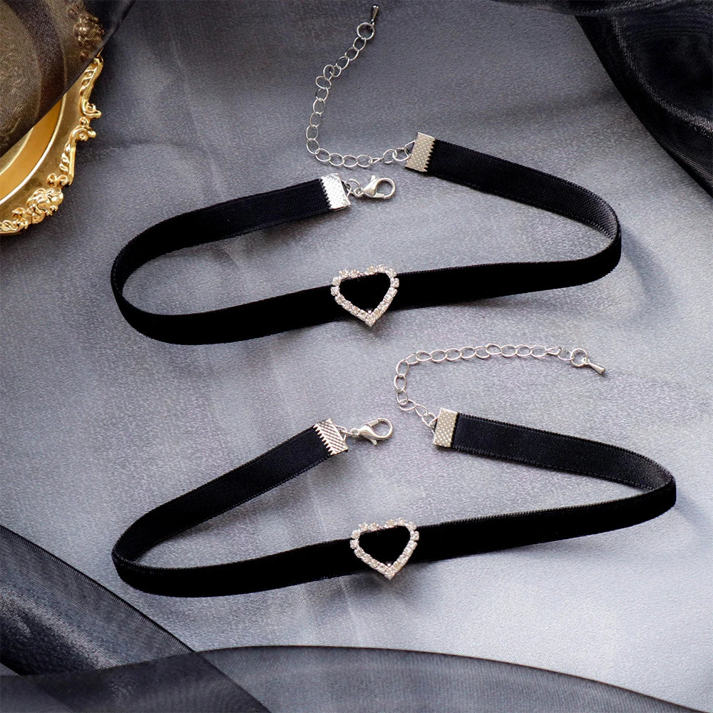 Collier ras du cou coeur en velours noir pour femme