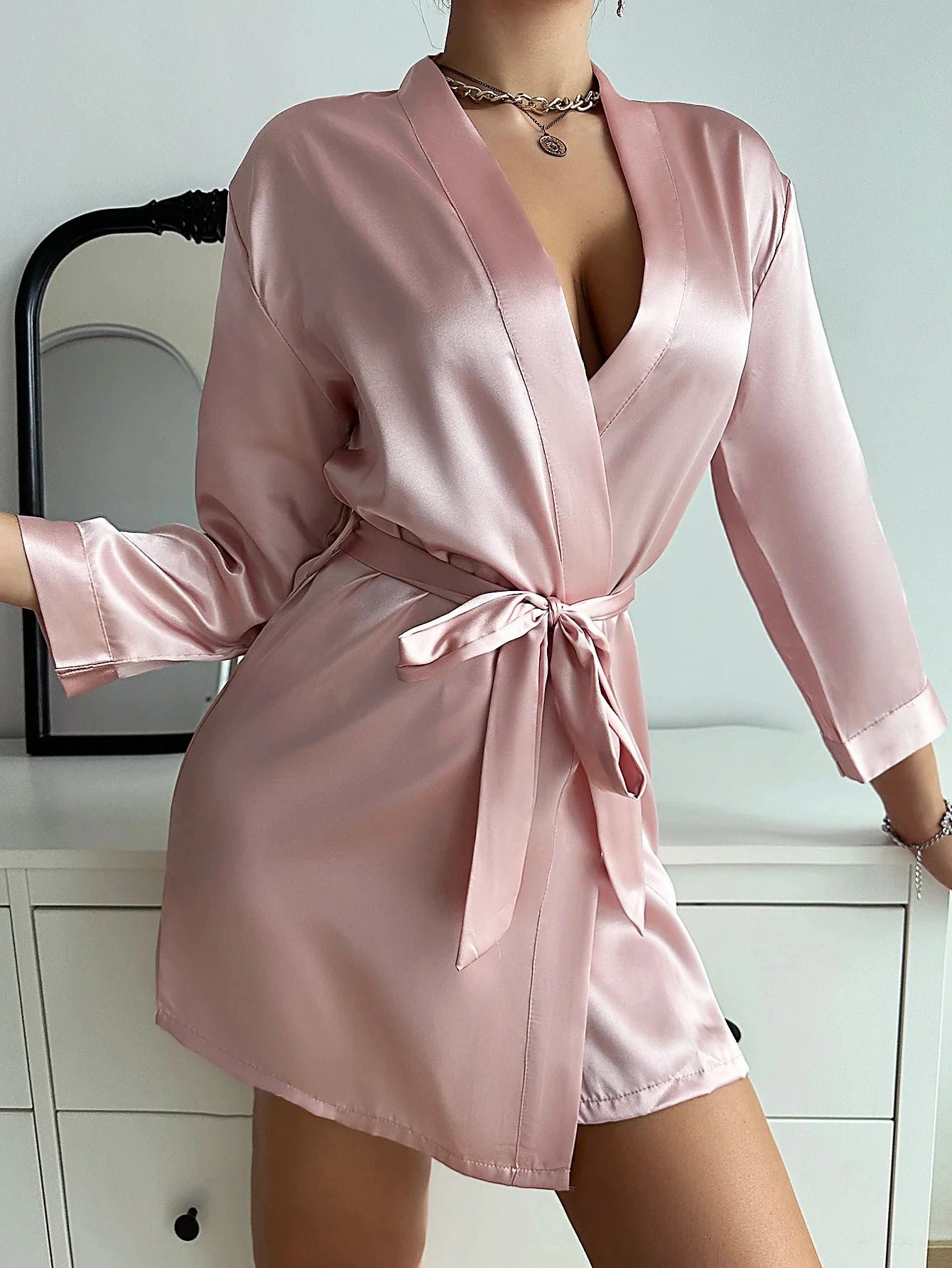 Robe de chambre courte en satin à col en V pour femme