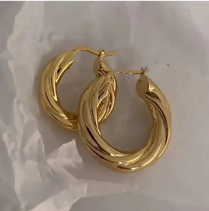 Golden Minimalist Earring